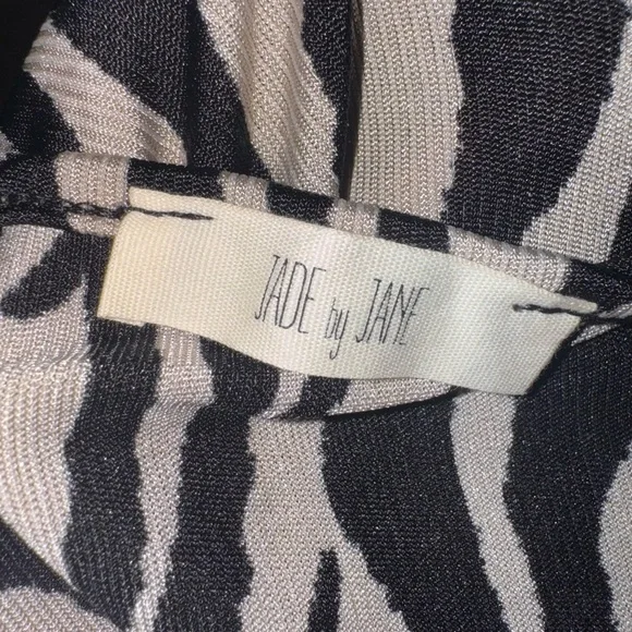 Elegant Zebra Pattern Midi Dress - Picture 7 of 8